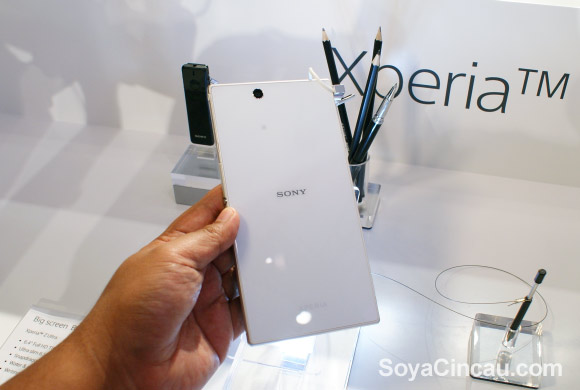 130626-sony-xperia-z-ultra-hands-on-03