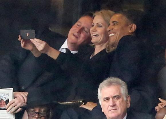 140404-obama-cameron-blackberry-selfie