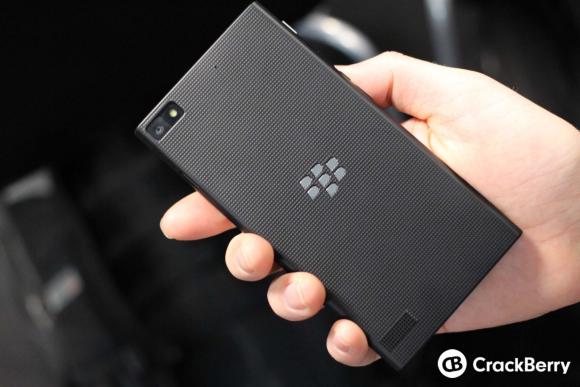 140405-blackberry-z3-hands-on-3