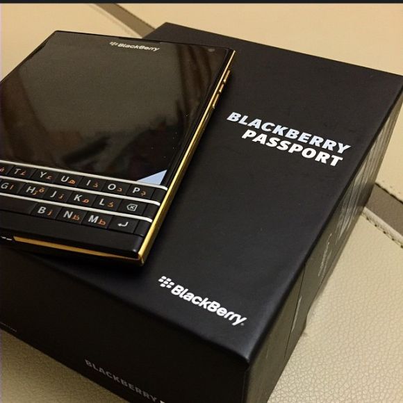 141007-blackberry-passport-gold-edition-01