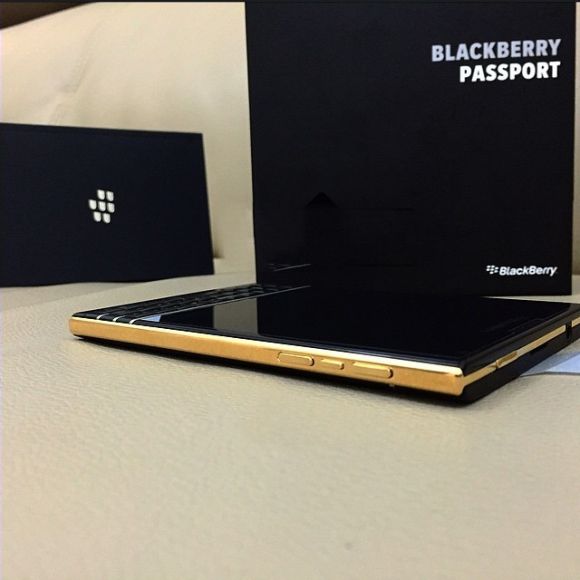 141007-blackberry-passport-gold-edition-02