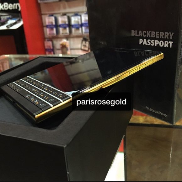 141007-blackberry-passport-gold-edition-03