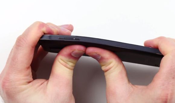 141009-samsung-galaxy-note-4-unbox-therapy-bend-test