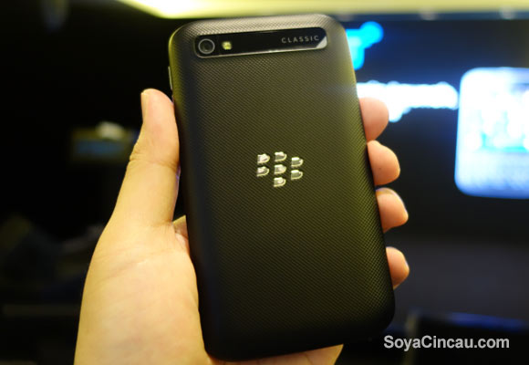 150114-blackberry-classic-hands-on-03